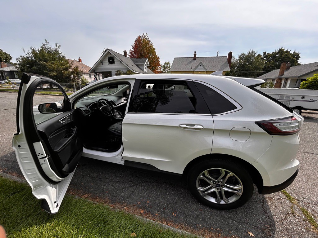 2017 Ford Edge Image 2