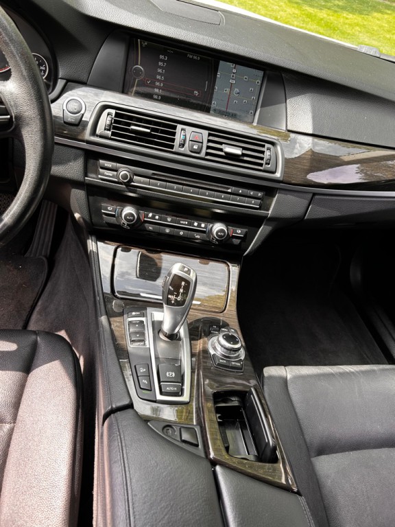 2013 BMW 5 Series Image 9