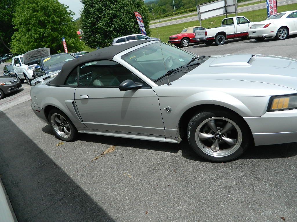 2004 Ford Mustang Image 2