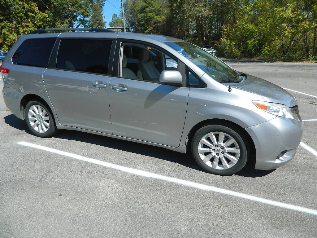 2012 Toyota Sienna Image 2