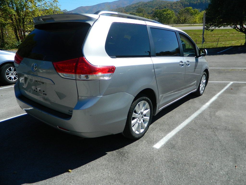 2012 Toyota Sienna Image 3
