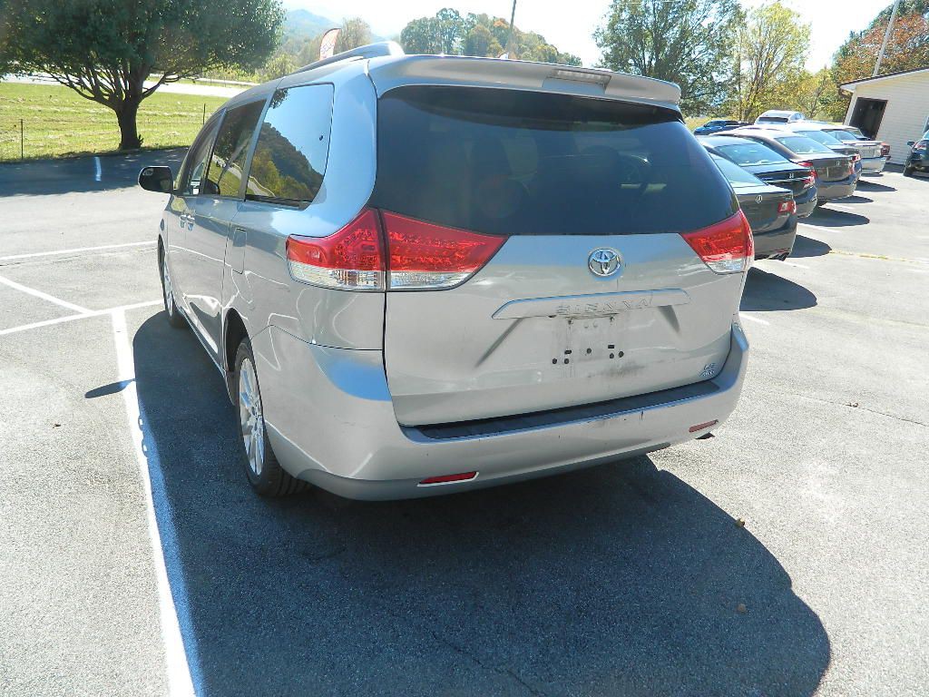 2012 Toyota Sienna Image 4