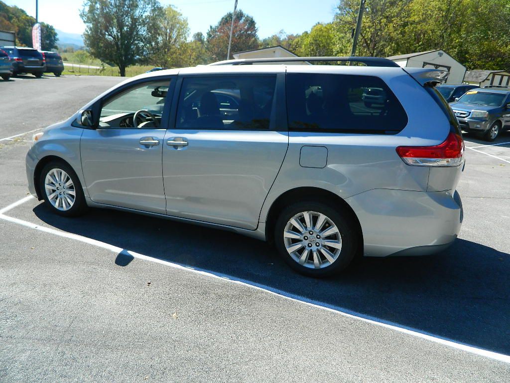 2012 Toyota Sienna Image 5