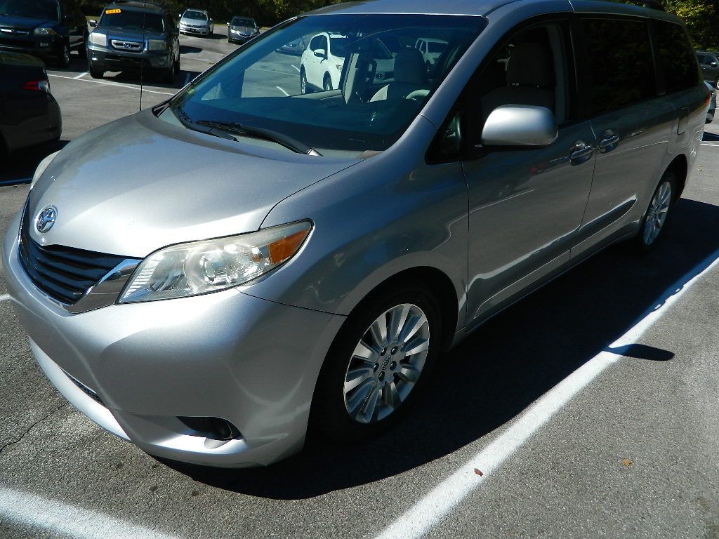 2012 Toyota Sienna Image 6