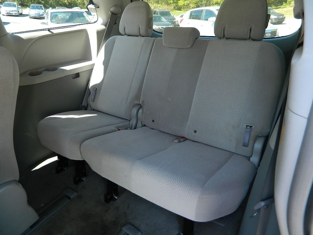 2012 Toyota Sienna Image 7