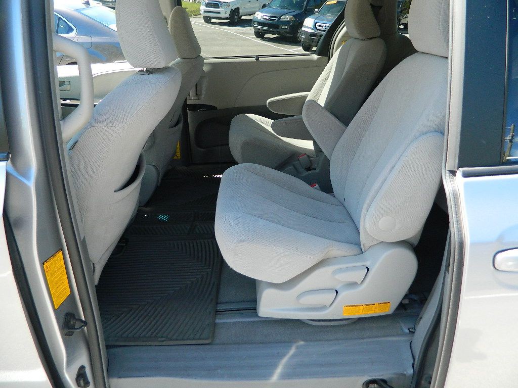 2012 Toyota Sienna Image 8