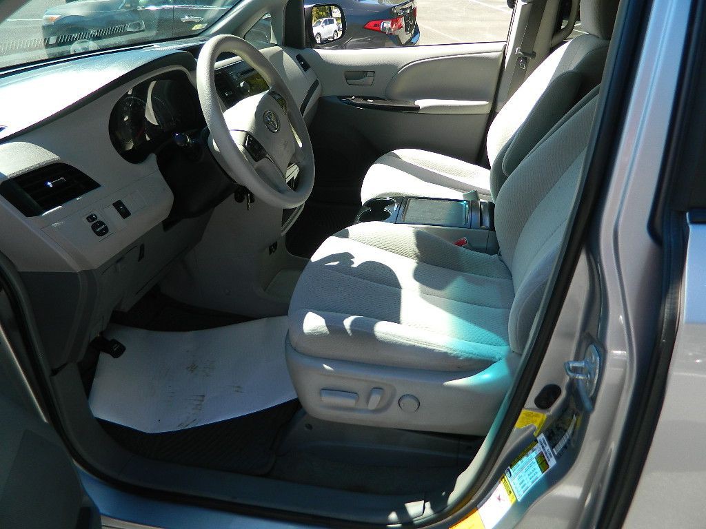 2012 Toyota Sienna Image 9