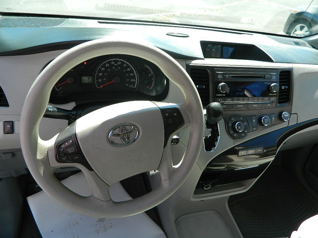 2012 Toyota Sienna Image 10