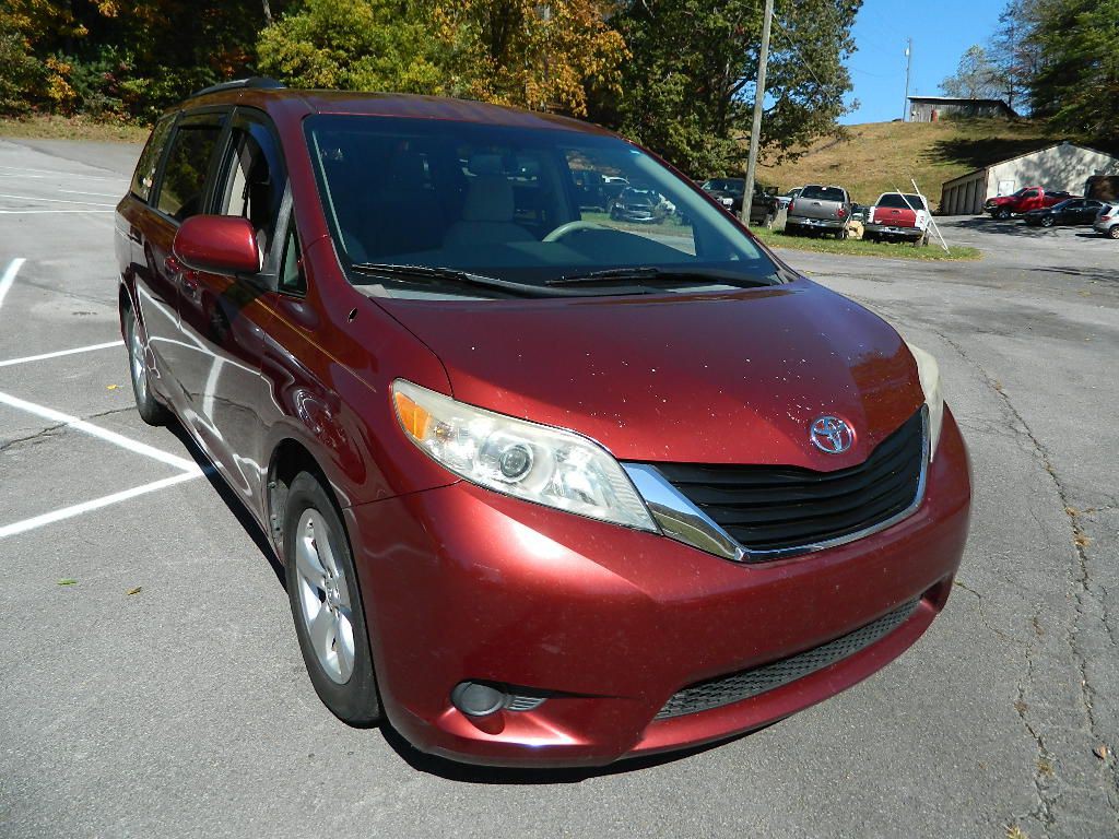 2013 Toyota Sienna Image 1