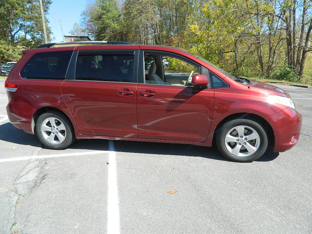 2013 Toyota Sienna Image 2