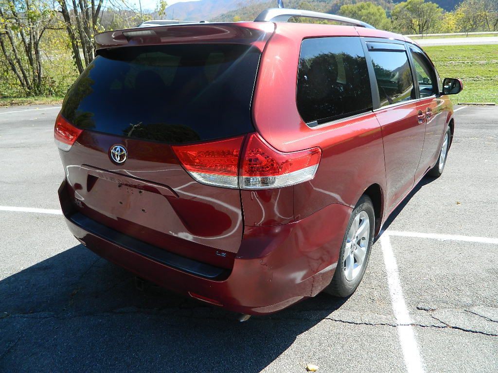 2013 Toyota Sienna Image 3