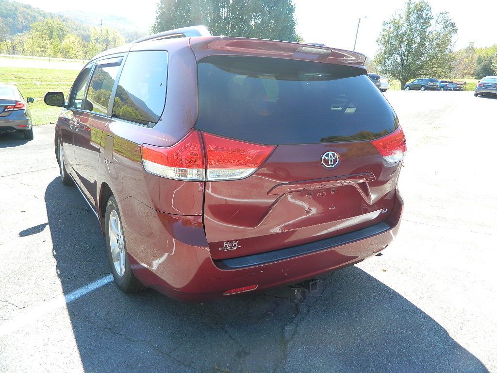 2013 Toyota Sienna Image 4