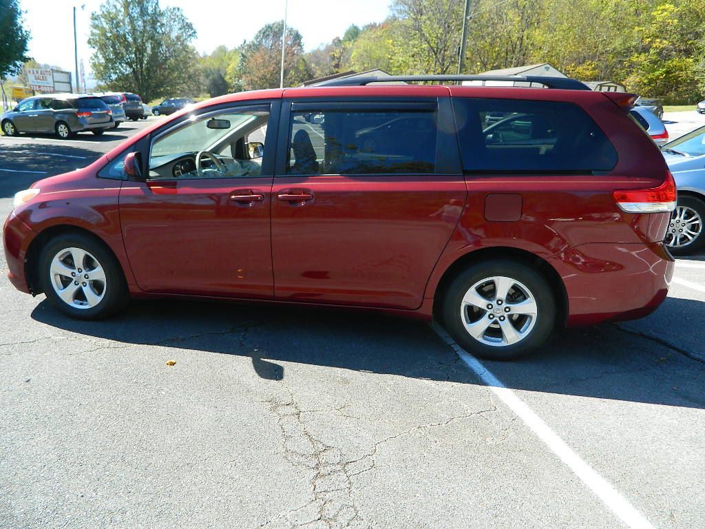 2013 Toyota Sienna Image 5