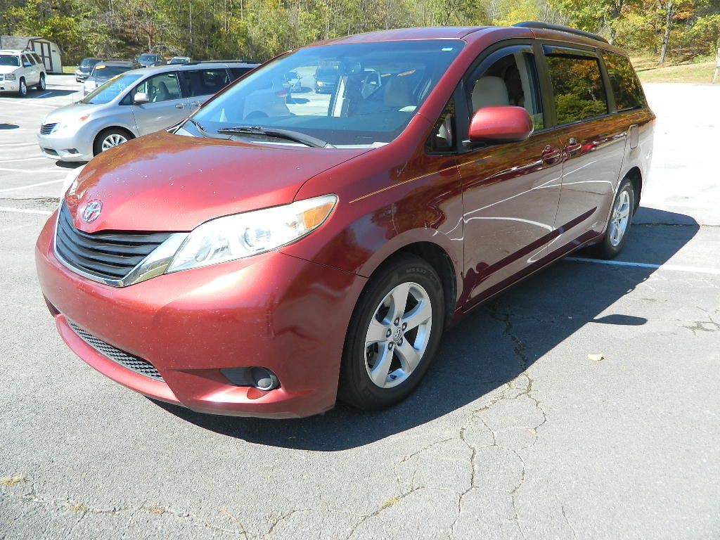 2013 Toyota Sienna Image 6