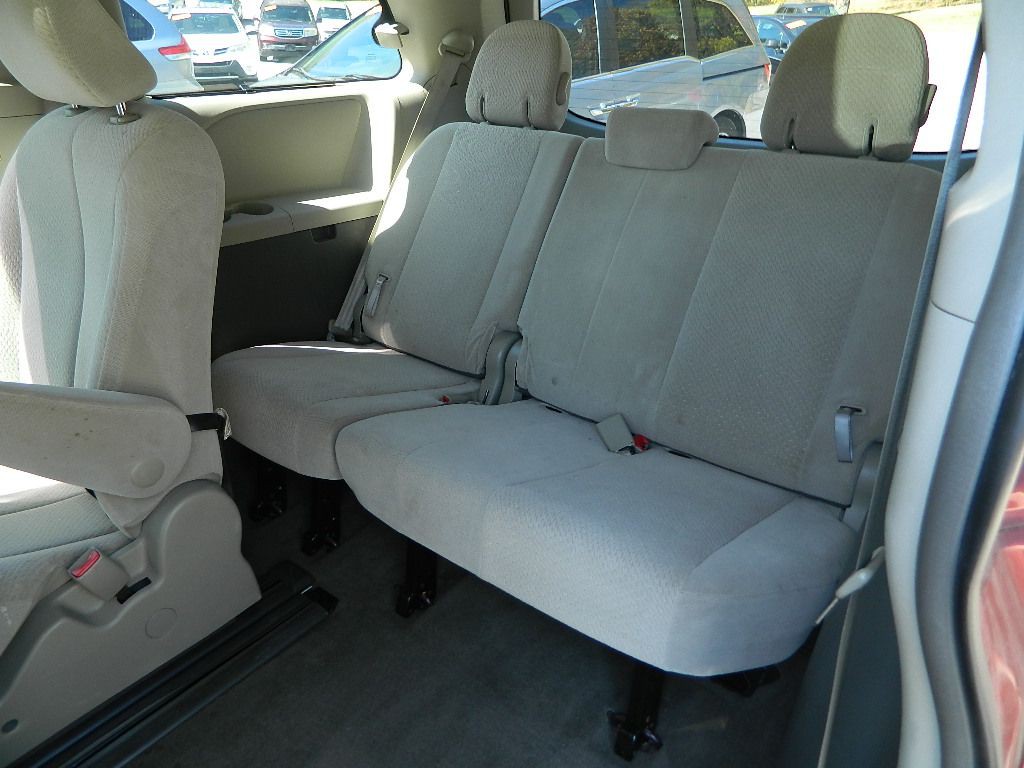 2013 Toyota Sienna Image 9