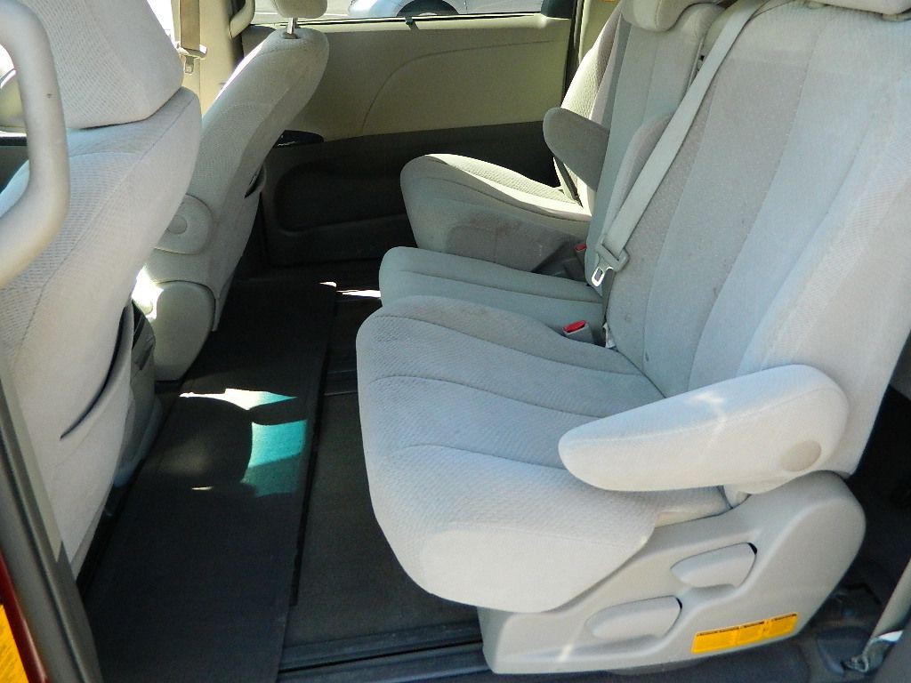 2013 Toyota Sienna Image 10
