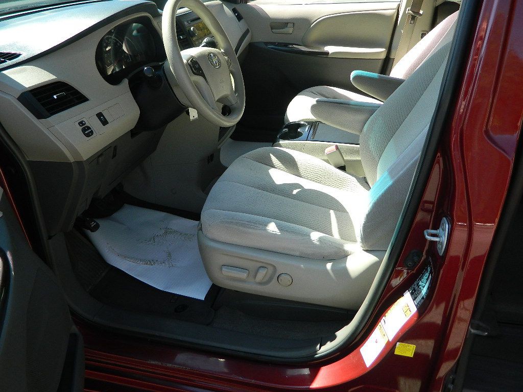 2013 Toyota Sienna Image 11