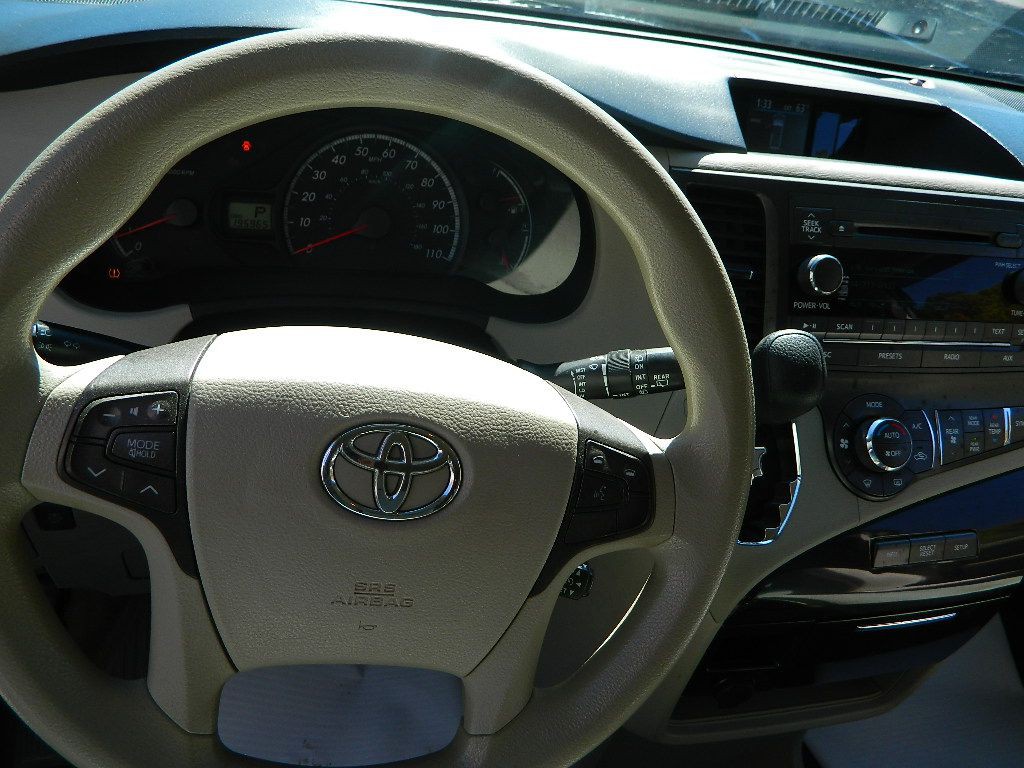 2013 Toyota Sienna Image 12