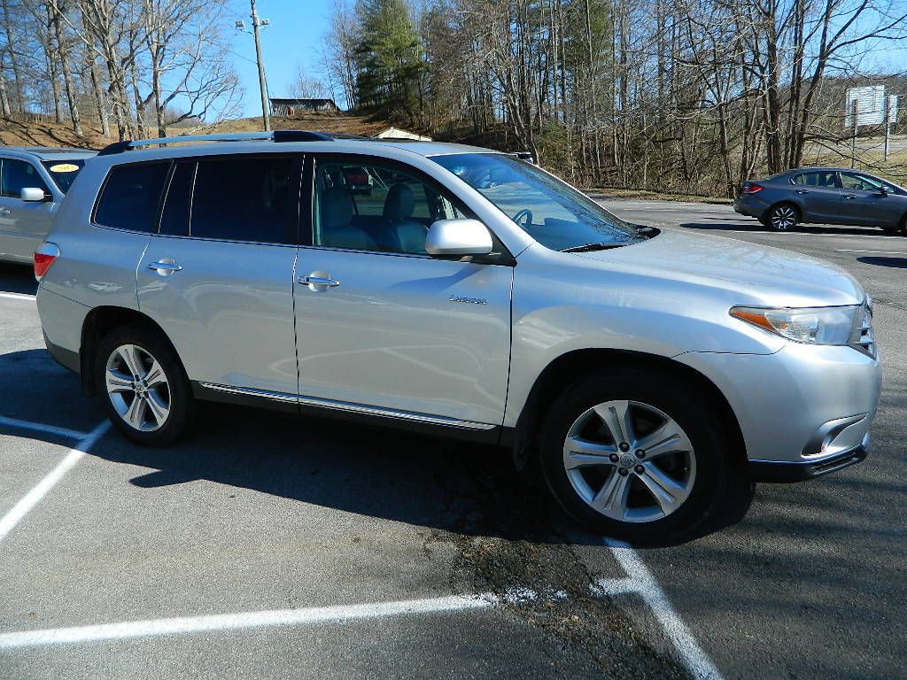 2013 Toyota Highlander Image 2
