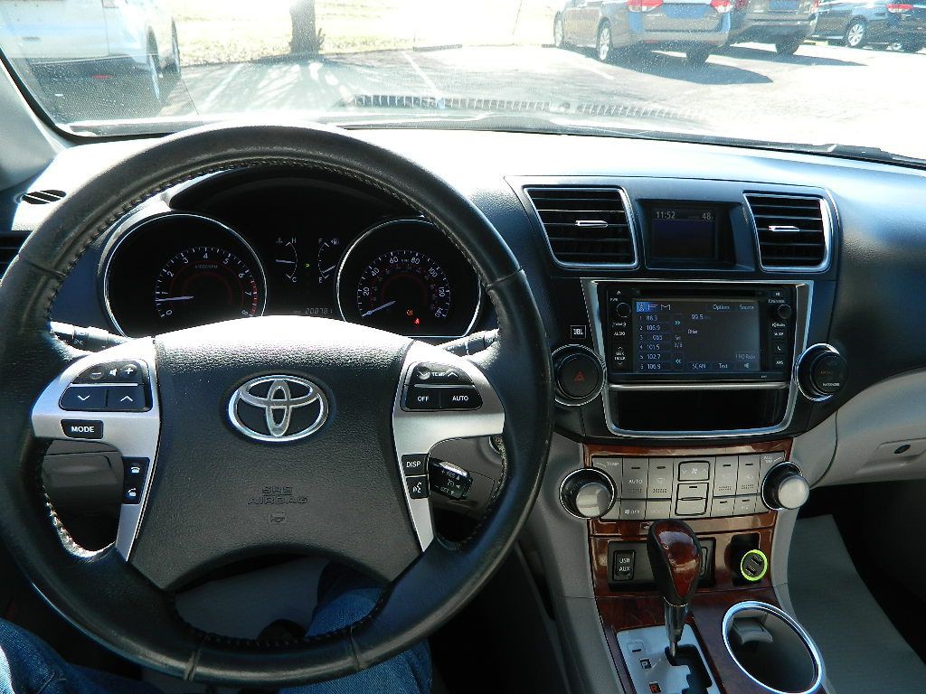 2013 Toyota Highlander Image 14