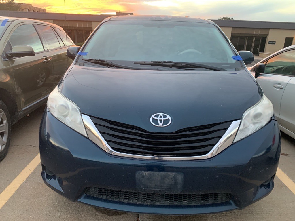 2011 Toyota Sienna Image 2