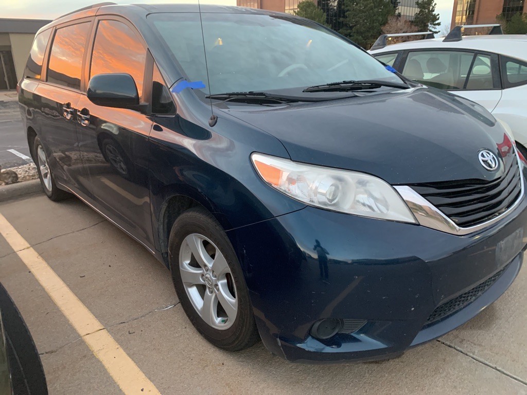 2011 Toyota Sienna Image 3
