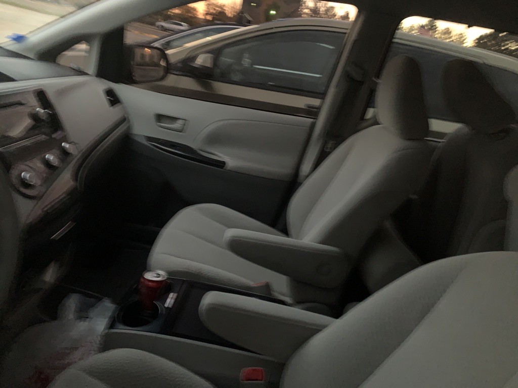 2011 Toyota Sienna Image 7