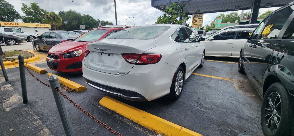 2016 Chrysler 200 Image 3