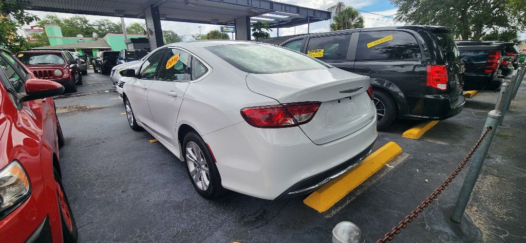 2016 Chrysler 200 Image 4