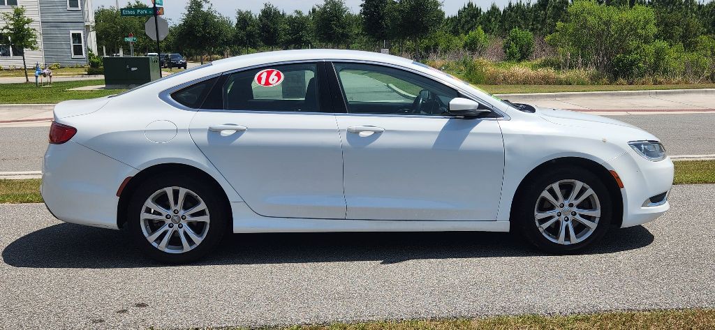 2016 Chrysler 200 Image 4