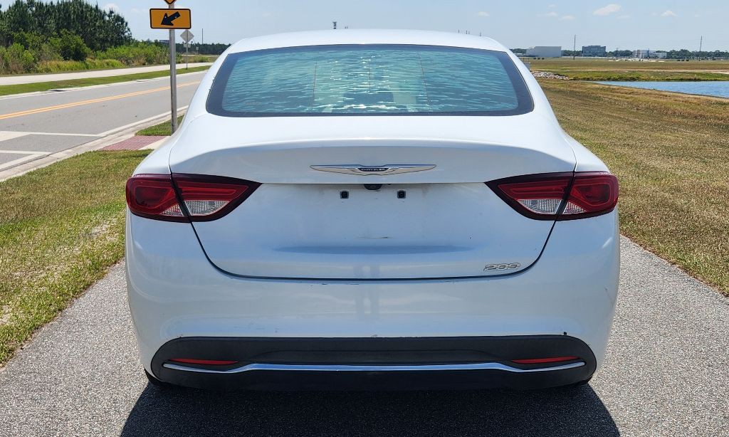 2016 Chrysler 200 Image 6