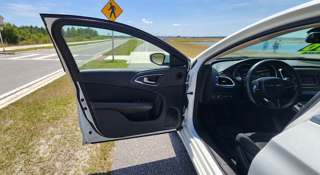 2016 Chrysler 200 Image 9