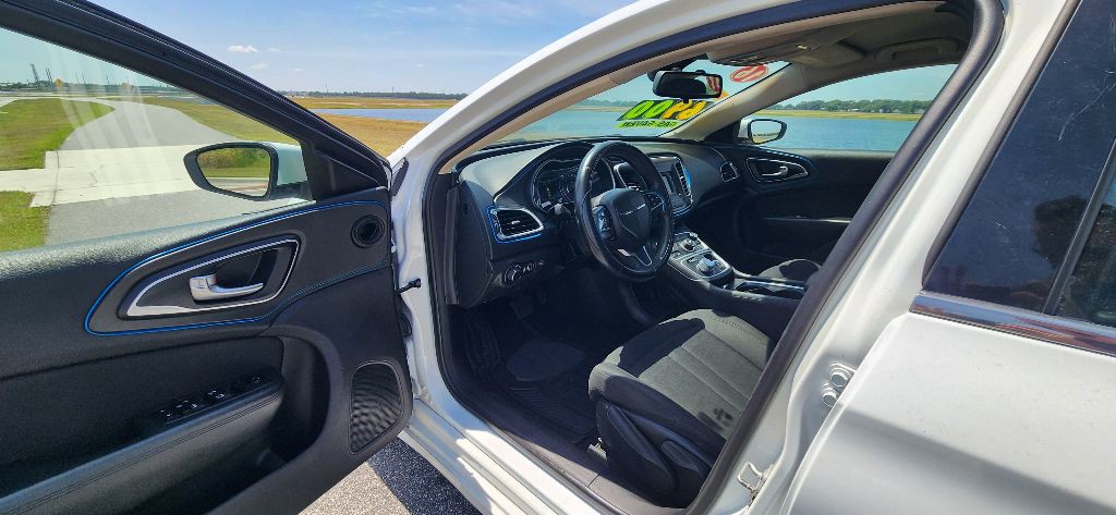2016 Chrysler 200 Image 10