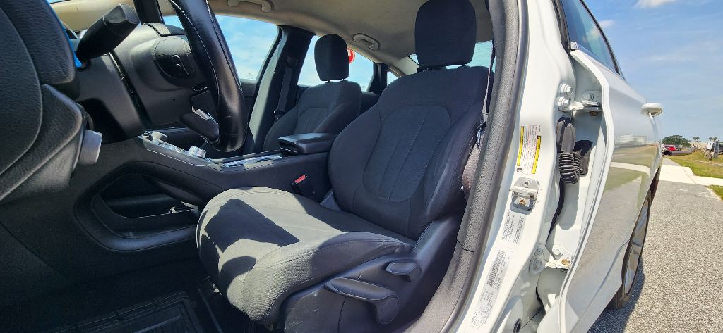 2016 Chrysler 200 Image 11