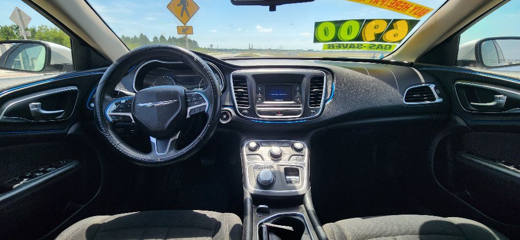 2016 Chrysler 200 Image 12