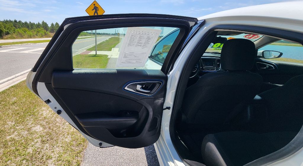 2016 Chrysler 200 Image 14