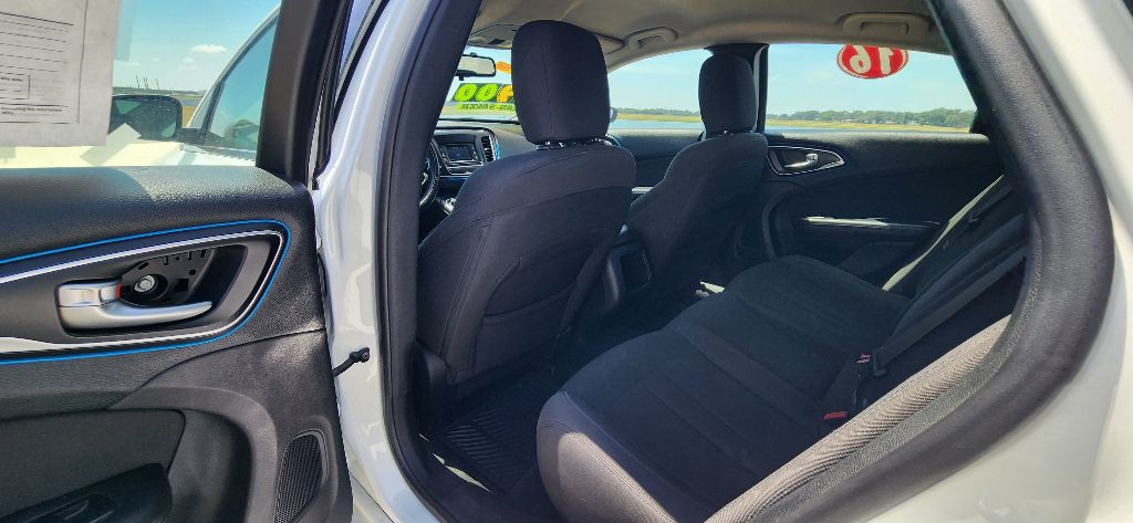 2016 Chrysler 200 Image 15