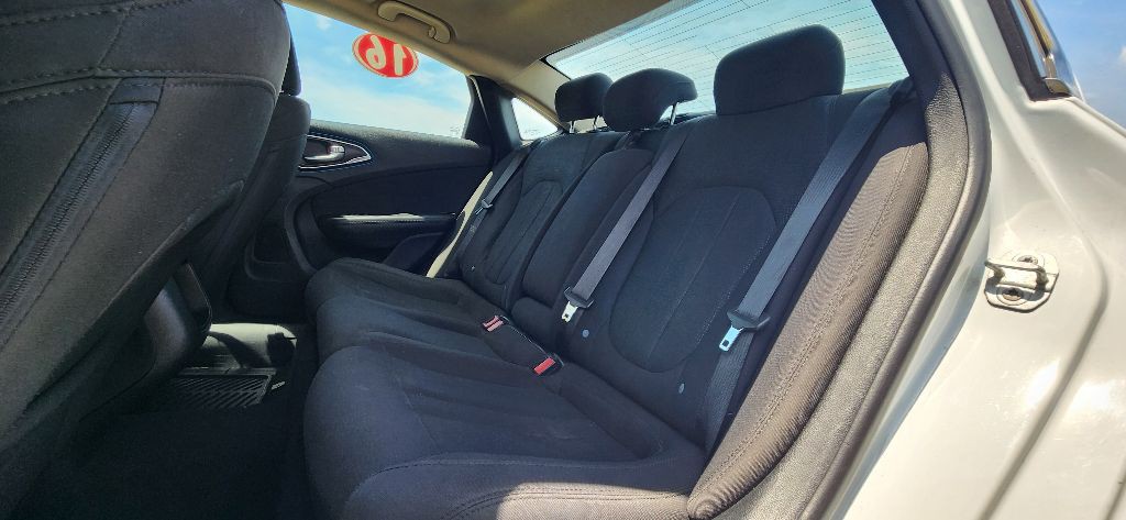2016 Chrysler 200 Image 16