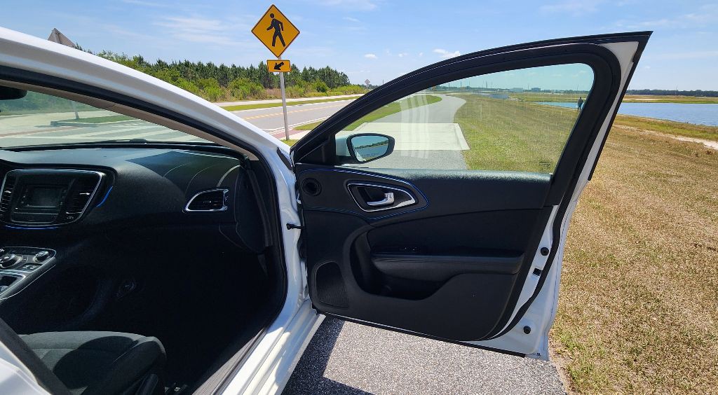 2016 Chrysler 200 Image 17