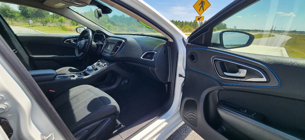2016 Chrysler 200 Image 18