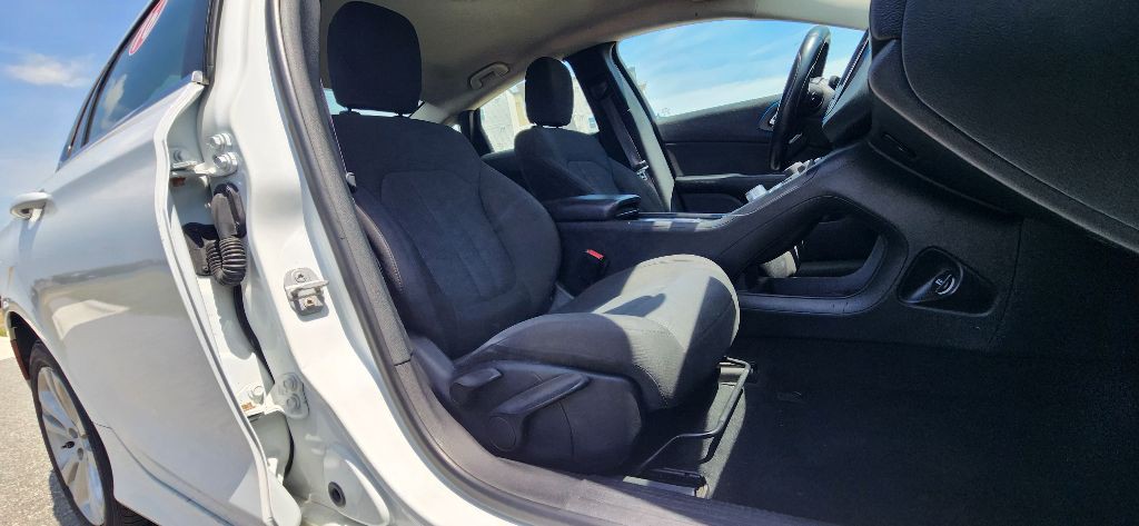 2016 Chrysler 200 Image 19