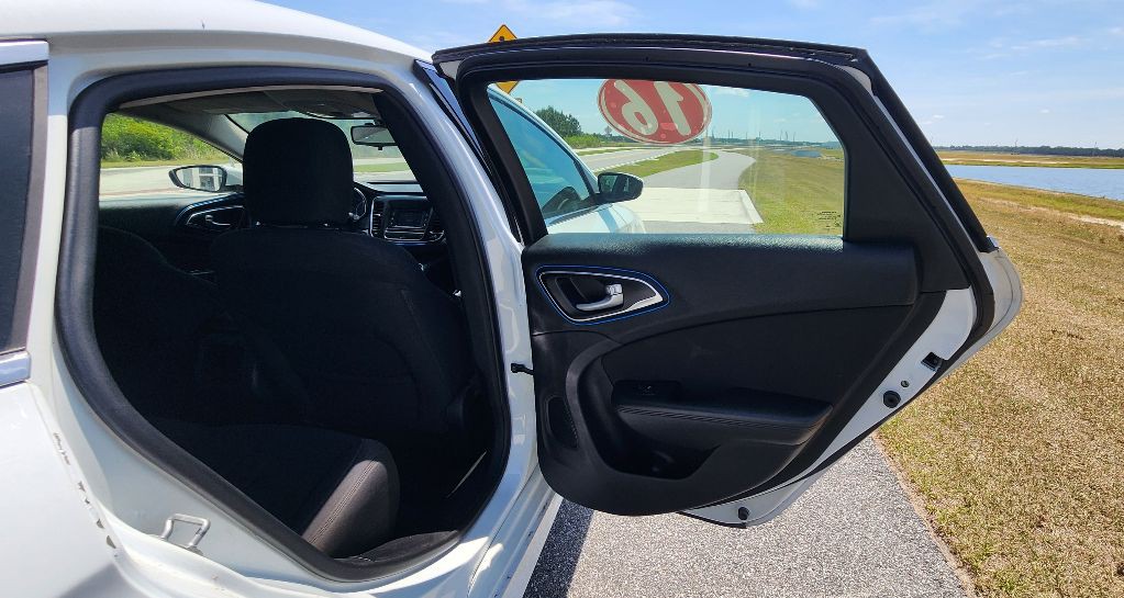 2016 Chrysler 200 Image 20