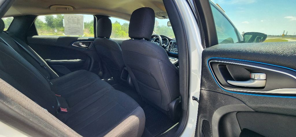 2016 Chrysler 200 Image 21