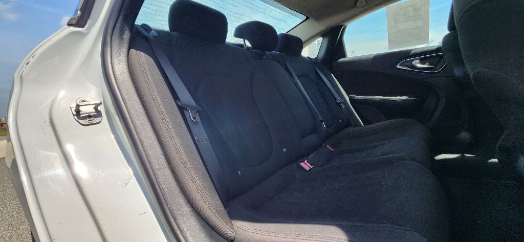 2016 Chrysler 200 Image 22