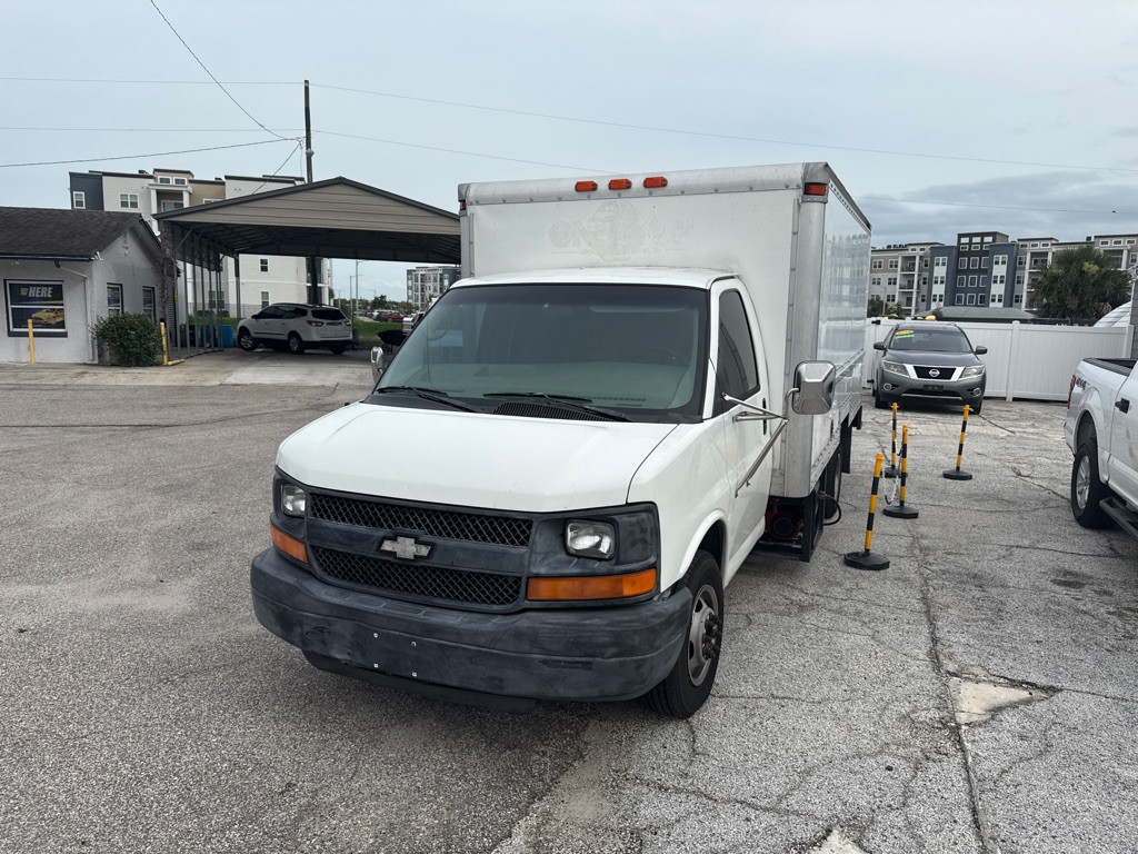 2005 Chevrolet Express Image 1