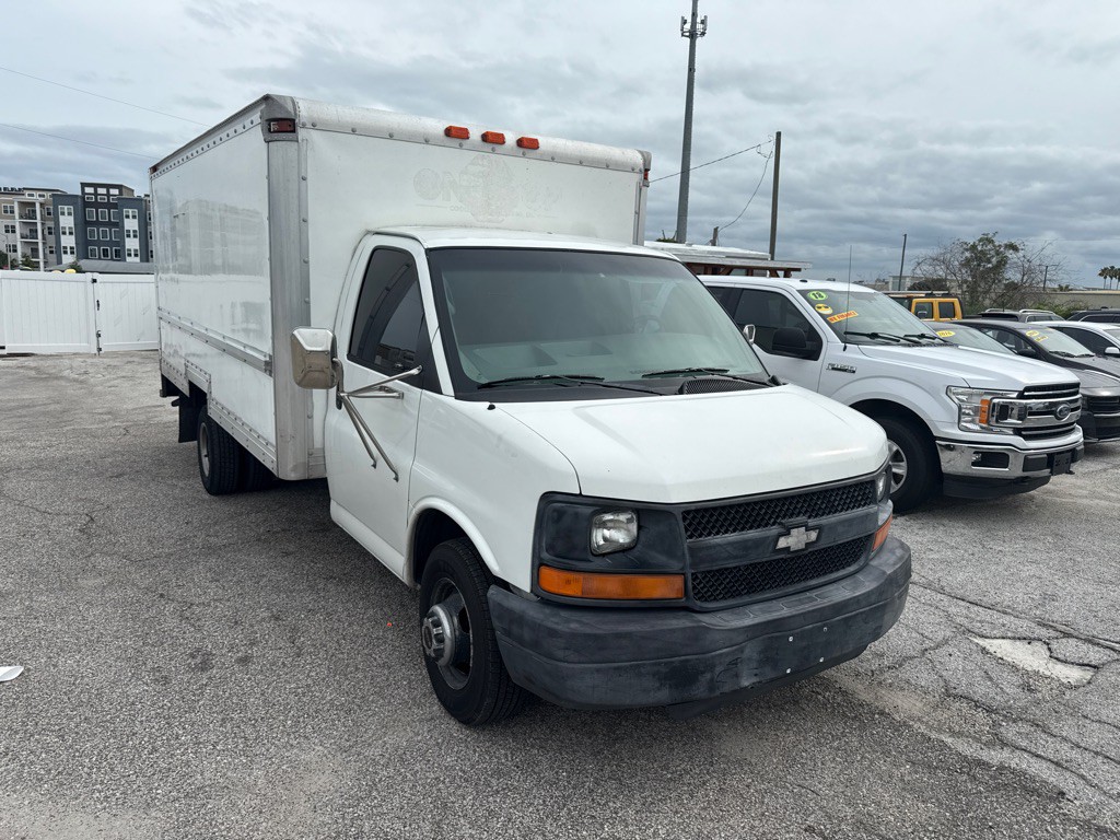2005 Chevrolet Express Image 2