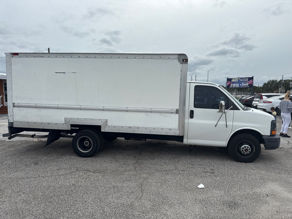 2005 Chevrolet Express Image 3
