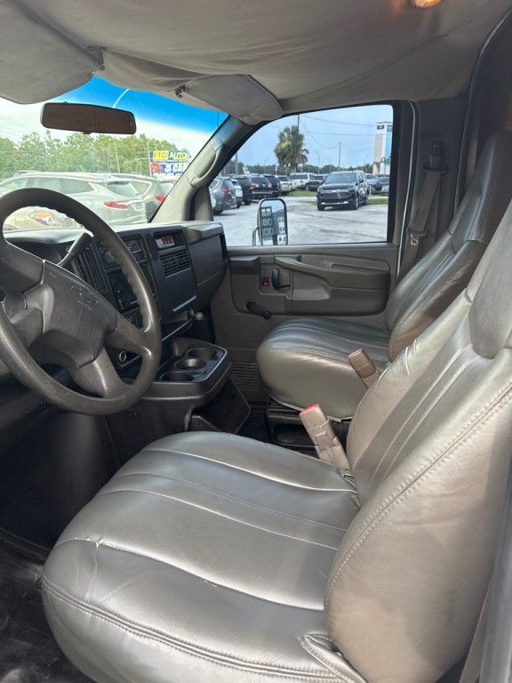2005 Chevrolet Express Image 6