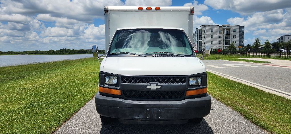 2005 Chevrolet Express Image 2