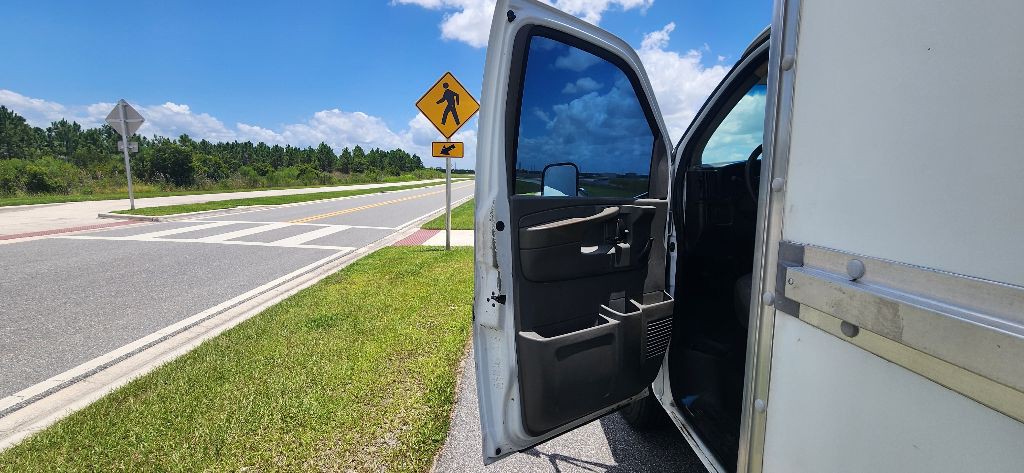 2005 Chevrolet Express Image 10